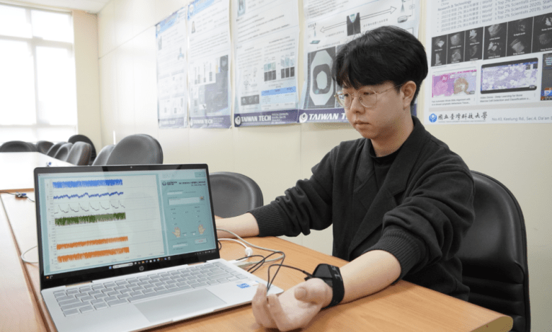 透過手環在一分鐘內完成AI脈波檢測，協助醫師與民眾在複雜的人體狀態中，快速辨識最需要優先關注的健康風險。（圖／臺科大提供）