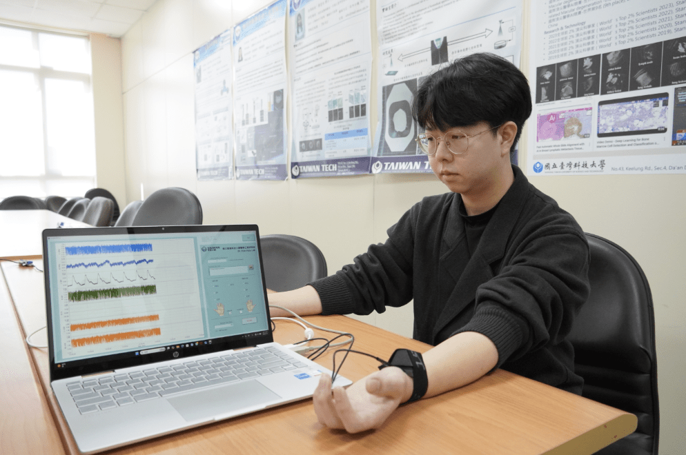 透過手環在一分鐘內完成AI脈波檢測，協助醫師與民眾在複雜的人體狀態中，快速辨識最需要優先關注的健康風險。（圖／臺科大提供）