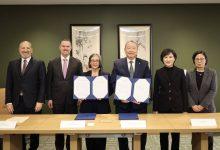 台美雙方於美東時間12日正式簽署「台美對等貿易協定」。（圖／行政院提供）