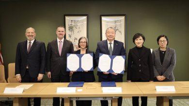 台美雙方於美東時間12日正式簽署「台美對等貿易協定」。（圖／行政院提供）