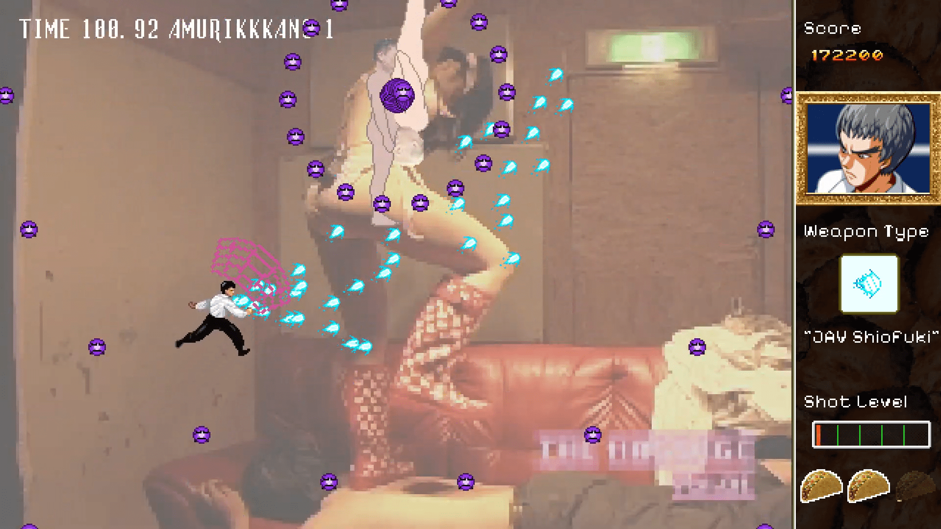 與前作不同，《香港2097》是一款靜態畫面、雙搖桿射擊遊戲，包含五個世界，每個世界又分為多個子關卡，最終還有一個Boss（可能更多…）。主角秦還配備了一個可以吸收特定類型敵方子彈的護盾，從而提升武器威力。熟練護盾機制是通關後期關卡的關鍵。（圖／擷取自KaniPro Games YT）