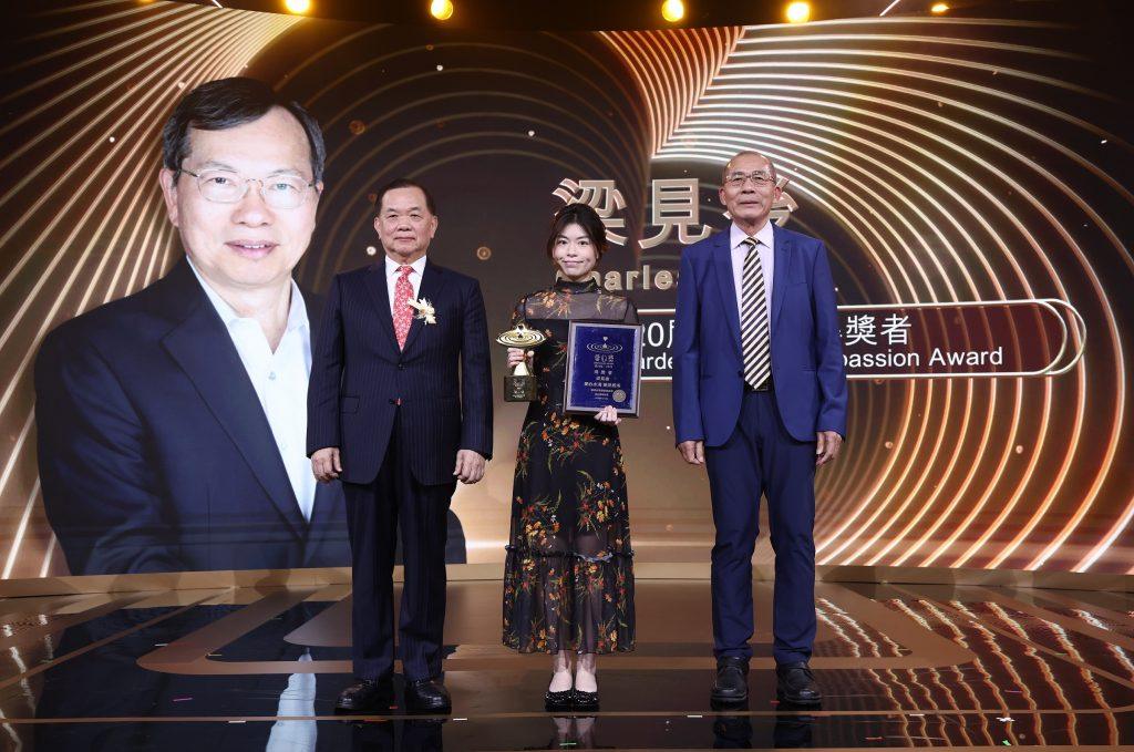 01北科大名譽博士、美超微創辦人梁見後獲第20屆「愛心獎」，由鐿鈦科技總裁林寳彰（右