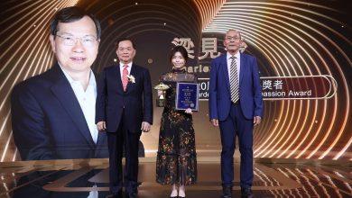 01北科大名譽博士、美超微創辦人梁見後獲第20屆「愛心獎」，由鐿鈦科技總裁林寳彰（右