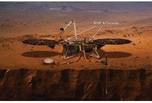 這張附有註釋的藝術家繪製的NASA「洞察號」火星登陸器概念圖指出了太空船甲板上的天線。這些天線與登陸器內的無線電轉發器一起構成了一個名為「旋轉和內部結構實驗」（RISE）的儀器。（圖／NASA/JPL-Caltech）