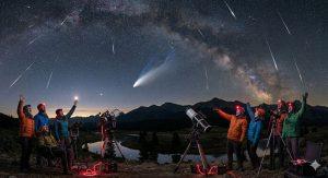 天文迷尖叫!4月夜空水星現蹤、彗星飛越、流星雨滿天飛 1 4月,夜空將上演一系列精彩天象,天文迷與一般民眾都能抬頭欣賞宇宙奇觀。(圖/AI生成)