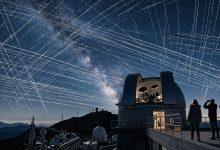 全球天文觀測者與夜空愛好者警告，未來我們看到的夜空可能將被人造衛星淹沒。（圖／AI生成）