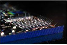 光子晶片上的「滑雪跳台」影像。（圖／MIT）