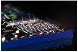 光子晶片上的「滑雪跳台」影像。（圖／MIT）