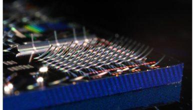 MIT光滑雪跳台晶片問世 光束自由飛出開拓太空與量子新應用 5 光子晶片上的「滑雪跳台」影像。(圖/MIT)