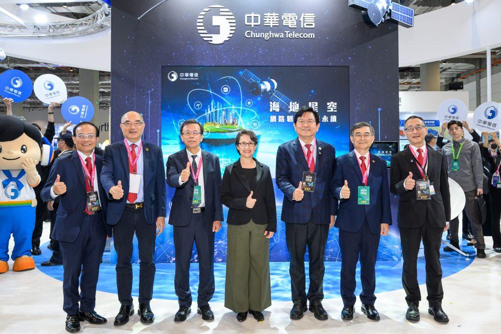 1150317中華電信新聞照片1 中華電信林榮賜總經理右三率團隊迎接蕭美琴副總統右四，介紹2026智慧城市展亮點展項「海地星空」完整佈局