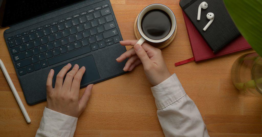 IEA建議，減少道路與航空運輸、可行時採取居家辦公，以及改用電力烹飪，都有助於降低衝擊。（圖／123RF）