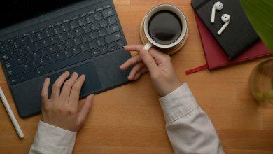 IEA建議，減少道路與航空運輸、可行時採取居家辦公，以及改用電力烹飪，都有助於降低衝擊。（圖／123RF）