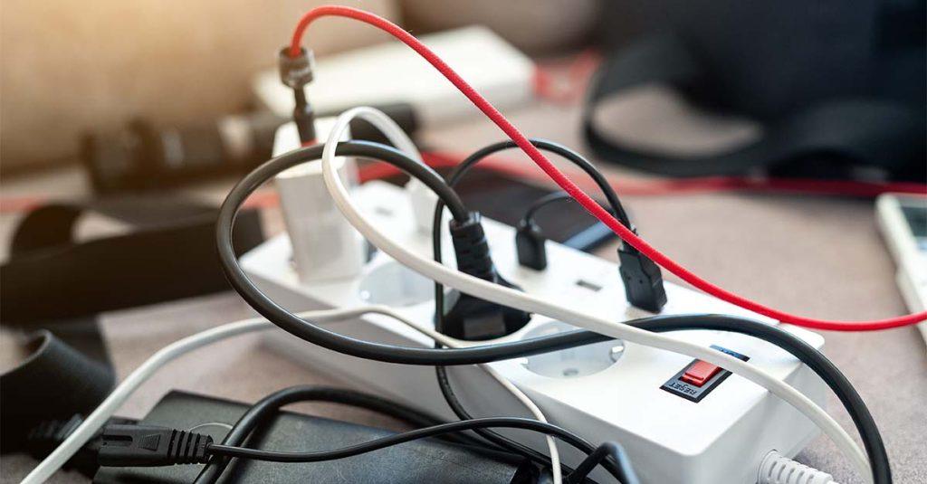 沒在用也要拔插頭!7家電默默吃電 專家示警:恐引發火災 1 一名電機工程師指出,部分設備即使關閉電源仍會持續消耗待機電力,甚至可能帶來安全風險。(圖/123RF)