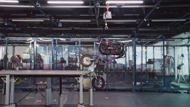 類單車機器人UMV問世!能跳上桌子、還能在荒野高速衝刺 4 (圖/擷取自RAI Institute官方YouTube頻道)