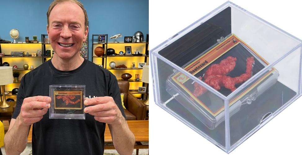 這款長8 厘米的奇多餅乾，以火龍獨特的翅膀和尾巴為特色，安裝在印有 Cheetozard 名稱的定制寶可夢卡片上，並裝在一個特殊的半透明盒子裡，以防有觀眾餓得不行。（圖／取自金氏世界紀錄官方IG）