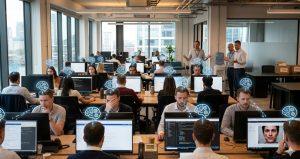 人工智慧正迅速滲透工作場域，但多數員工並非在企業規範或培訓下使用AI。（圖／AI生成）