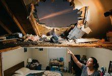 疑似隕石碎片穿透民宅屋頂，重重落入室內。（圖／AI生成）