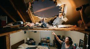 疑似隕石碎片穿透民宅屋頂，重重落入室內。（圖／AI生成）