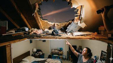 疑似隕石碎片穿透民宅屋頂，重重落入室內。（圖／AI生成）