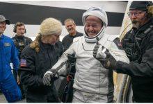 NASA太空人麥克•芬克在SpaceX Crew-11於2026年1月15日凌晨濺落在加州聖地牙哥附近後，被擄扶著走出飛船。（圖／NASA/Bill Ingalls）