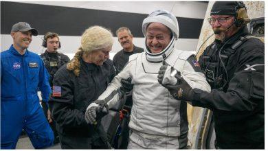 太空人驚魂!美國太空站突失語20分鐘 首次醫療撤離震撼NASA 4 NASA太空人麥克•芬克在SpaceX Crew-11於2026年1月15日凌晨濺落在加州聖地牙哥附近後,被擄扶著走出飛船。(圖/NASA/Bill Ingalls)