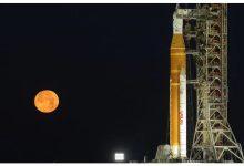 2026年2月1日，阿提米絲II火箭與獵戶座太空船在肯尼迪太空中心升起，準備繞月返地球。（圖／NASA/Ben Smegelsky）
