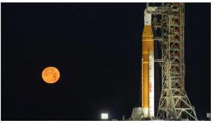 2026年2月1日，阿提米絲II火箭與獵戶座太空船在肯尼迪太空中心升起，準備繞月返地球。（圖／NASA/Ben Smegelsky）