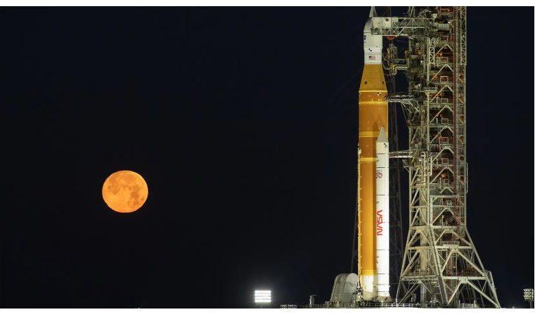 2026年2月1日，阿提米絲II火箭與獵戶座太空船在肯尼迪太空中心升起，準備繞月返地球。（圖／NASA/Ben Smegelsky）