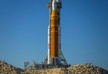 NASA的阿爾忒彌斯2號太空發射系統（SLS）火箭和獵戶座飛船被放置在移動發射架上。。（圖／NASA）