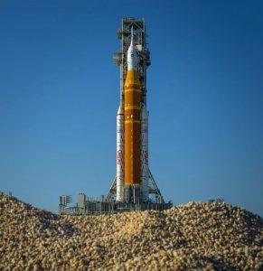 NASA的阿爾忒彌斯2號太空發射系統（SLS）火箭和獵戶座飛船被放置在移動發射架上。。（圖／NASA）