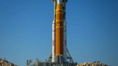 NASA的阿爾忒彌斯2號太空發射系統（SLS）火箭和獵戶座飛船被放置在移動發射架上。。（圖／NASA）