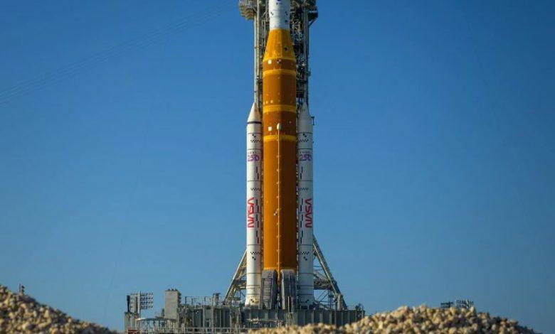 NASA的阿爾忒彌斯2號太空發射系統（SLS）火箭和獵戶座飛船被放置在移動發射架上。。（圖／NASA）