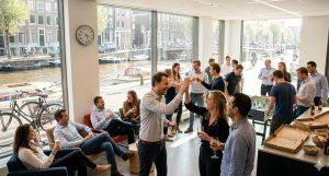 阿姆斯特丹，工作四天已悄悄成為新常態。（圖／AI生成）