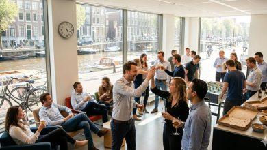 阿姆斯特丹，工作四天已悄悄成為新常態。（圖／AI生成）