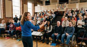 放棄工作找回聲音，英國女子用合唱團點亮社區心靈。（圖／AI生成）