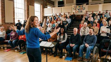 放棄工作找回聲音，英國女子用合唱團點亮社區心靈。（圖／AI生成）