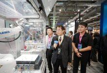 黃偉哲親自體驗盛筑自動化的AI語音手臂控制系統。（圖／台南市政府提供）