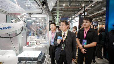 黃偉哲親自體驗盛筑自動化的AI語音手臂控制系統。（圖／台南市政府提供）