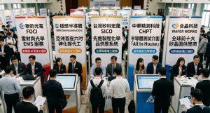 半導體搶人大戰開打！五大科技巨頭同步搶招研替役。（圖／AI生成）