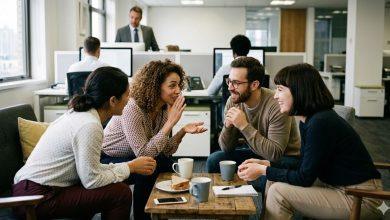 職場八卦，特別是談論老闆背後的行為，可能帶來意想不到的正面效益。（圖／AI生成）