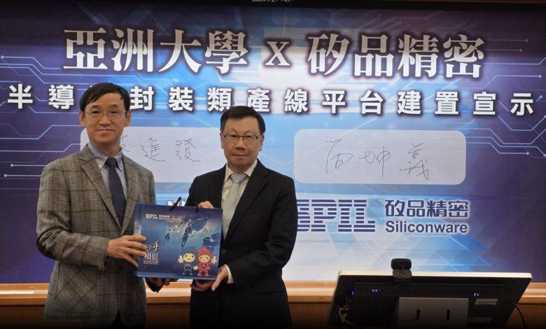 亞洲大學校長蔡進發（左）、矽品精密行政長簡坤義（右）。（圖／矽品精密提供）