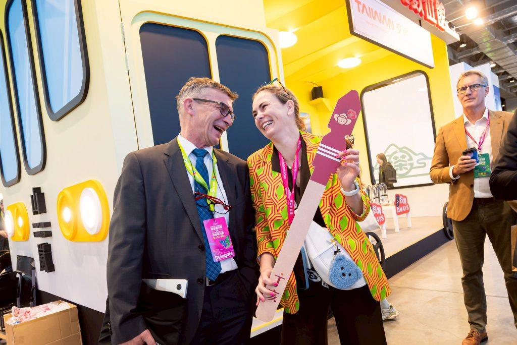 交通部觀光署特別打造「台灣觀光數位館」，以AI解籤技術推薦個人專屬五行「百Ways」遊程，搭配喔熊AI小幫手安排順遊路線，讓文化寓意轉化為實際可行的旅遊靈感。（圖／觀光署提供）