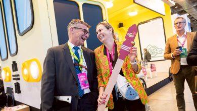 交通部觀光署特別打造「台灣觀光數位館」，以AI解籤技術推薦個人專屬五行「百Ways」遊程，搭配喔熊AI小幫手安排順遊路線，讓文化寓意轉化為實際可行的旅遊靈感。（圖／觀光署提供）