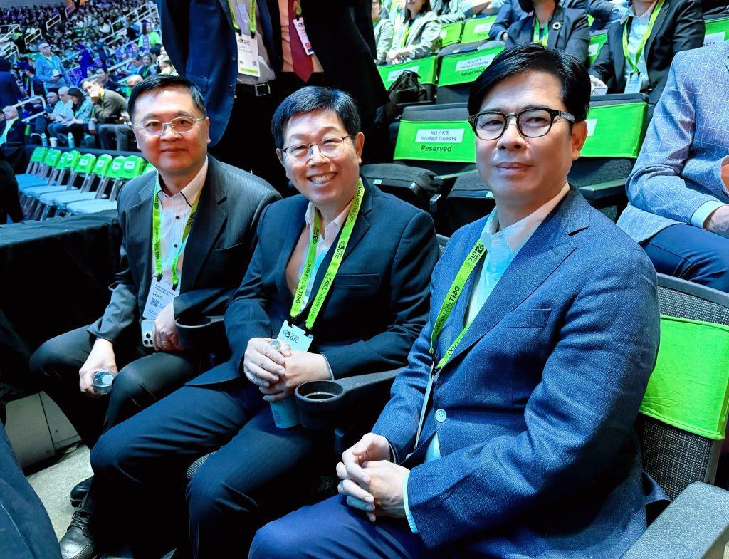 高雄市長陳其邁與鴻海集團董事長劉揚偉於NVIDIA GTC會場中熱烈交流。（圖／高雄市政府提供）