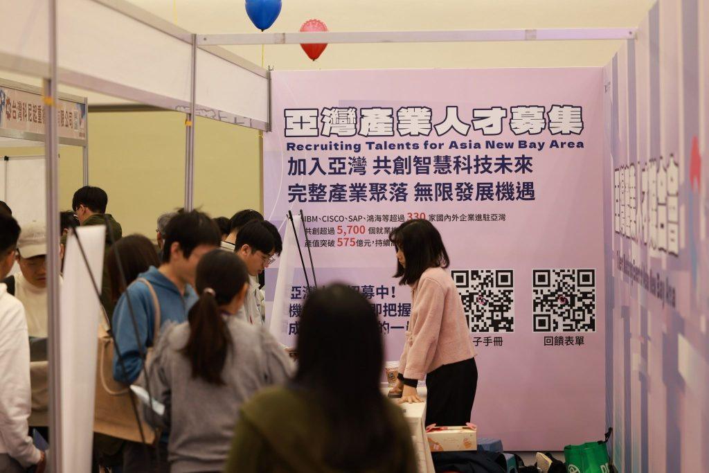 經發局於去(2025)年參與高雄科技大學就業博覽會，成功協助企業延攬多位優秀新血。（圖／高雄市政府提供）