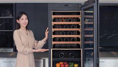 三星電子Infinite AI 智慧紅酒冰箱，實現了從查看葡萄酒資訊到接收、儲存和飲用等系統管理。（圖／韓國三星官方提供）