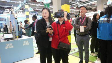 透過VR沉浸式體驗，讓民眾身歷其境認識港區作業安全的重要性。（圖／港務公司提供）