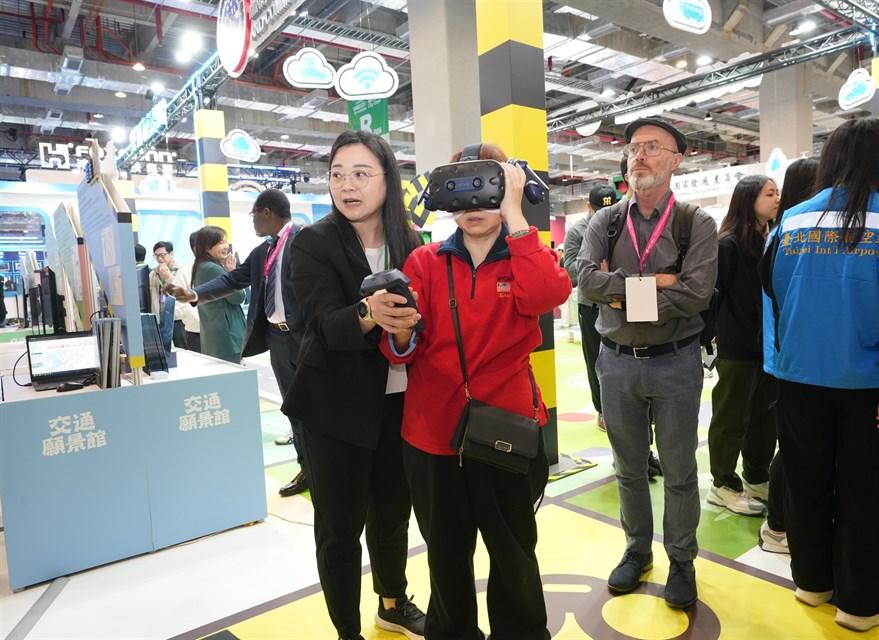 透過VR沉浸式體驗，讓民眾身歷其境認識港區作業安全的重要性。（圖／港務公司提供）