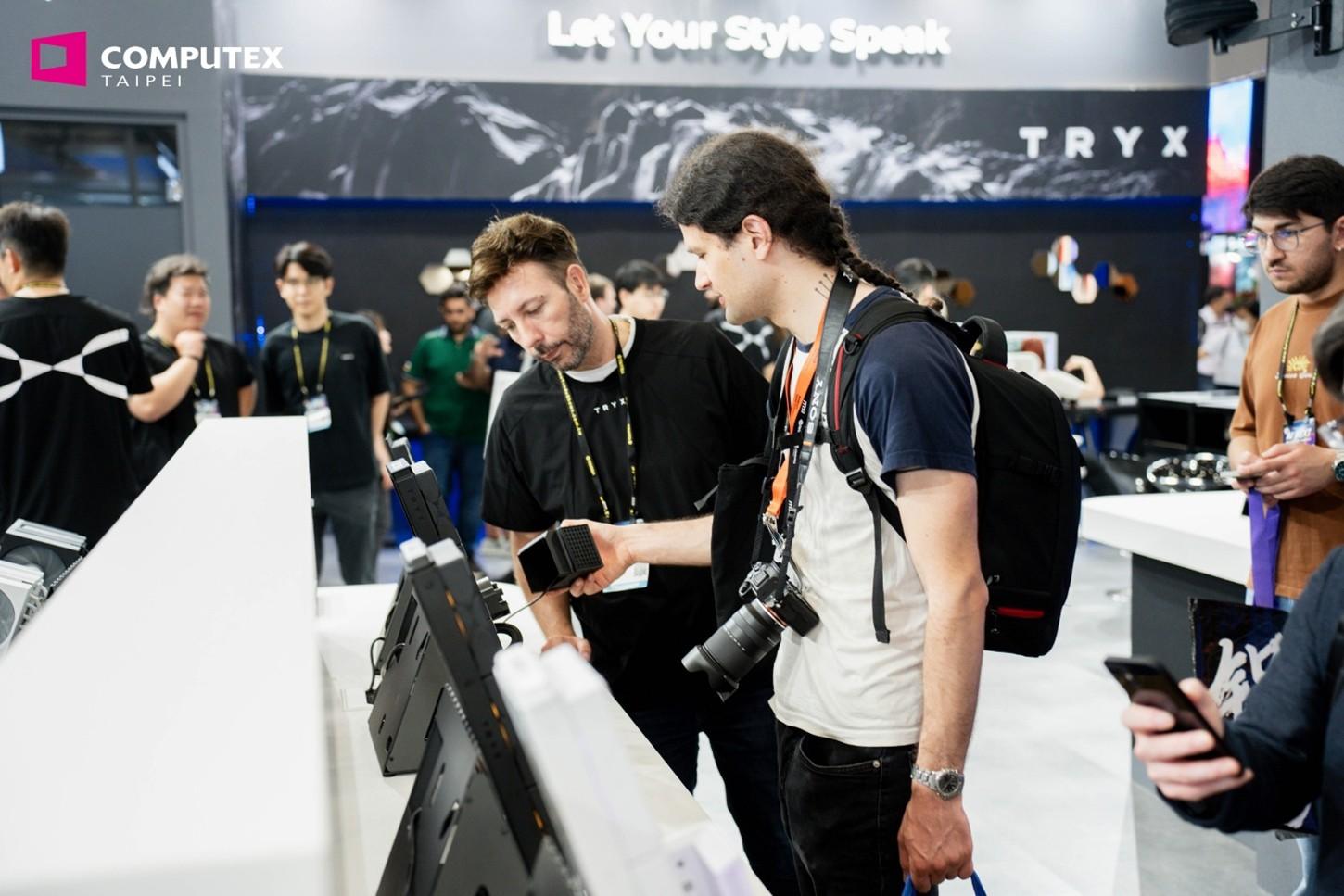 COMPUTEX 2026龍頭齊聚!橫跨研發製造與應用 逾1500家大廠進駐 1 COMPUTEX為全球指標AI和新創展覽,提供全球創業先鋒產業知識交流平臺,目前已開放預先登記參觀 立即搶占科技新趨勢。圖為2025展覽現場。(圖/外貿協會提供)