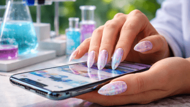 對熱衷美甲的人來說，操作手機向來是挑戰，有化學家研發「導電指甲油」，讓長指甲也能精準操控觸控螢幕。（圖／AI生成）